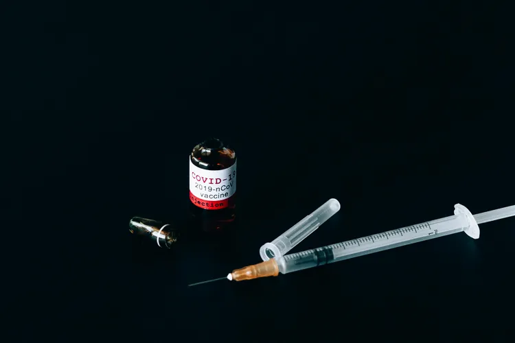 Vaccinurile Pfizer, România și Polonia (sursa: Pexels/Nataliya Vaitkevich)