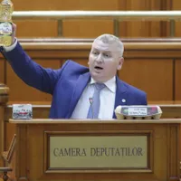 AUR: amenzi pentru cei care nu pupă drapelul. Presa, amendată dacă n-are emisiuni despre tricolor