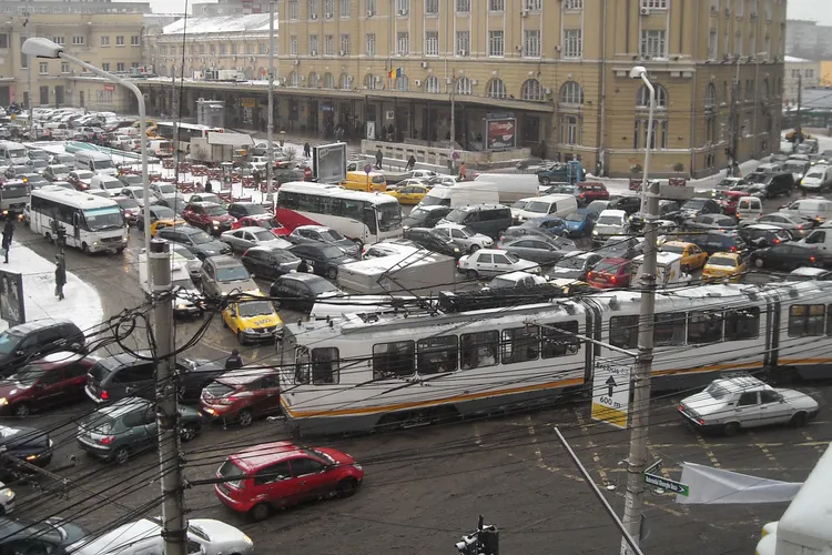 Peste două treimi dintre emisiile din transportul de pasageri, de la automobile Foto: RTV