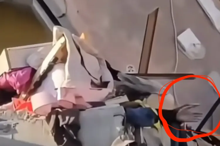 Miracolul din Rahova: o mână iese de sub o placă de beton după explozie (sursa: Facebook/Sonia Simionov)