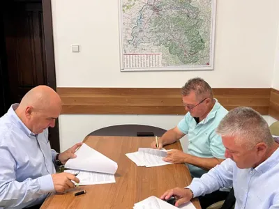 Circa 10.000 de pensionari continuă să lucreze în administrația publică Foto: Facebook