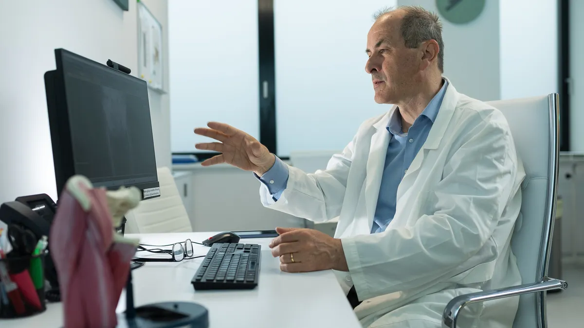 Cine este ortopedul-vedetă pe care Magyar vrea să-l pună la Sănătate și al cărui dans a ajuns viral Foto: Facebook