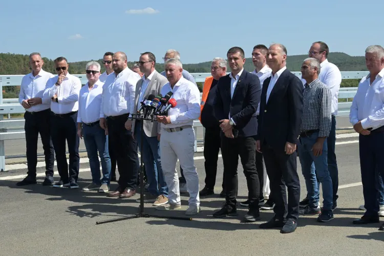 FOTO 15 politicieni și demnitari, cu Bode și Tudose în frunte, se înghesuie în poză la inaugurarea a 12 km de autostradă