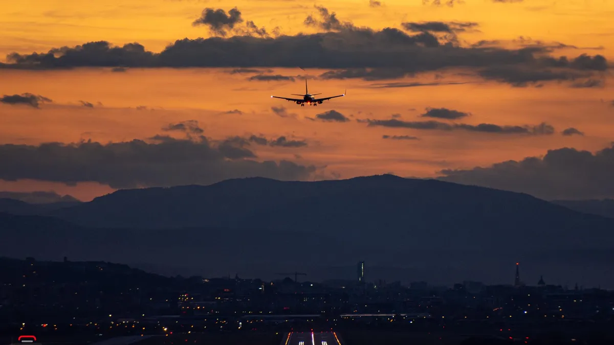 Israel atacă Iranul, zeci de zboruri anulate (sursa: Facebook/TAROM)