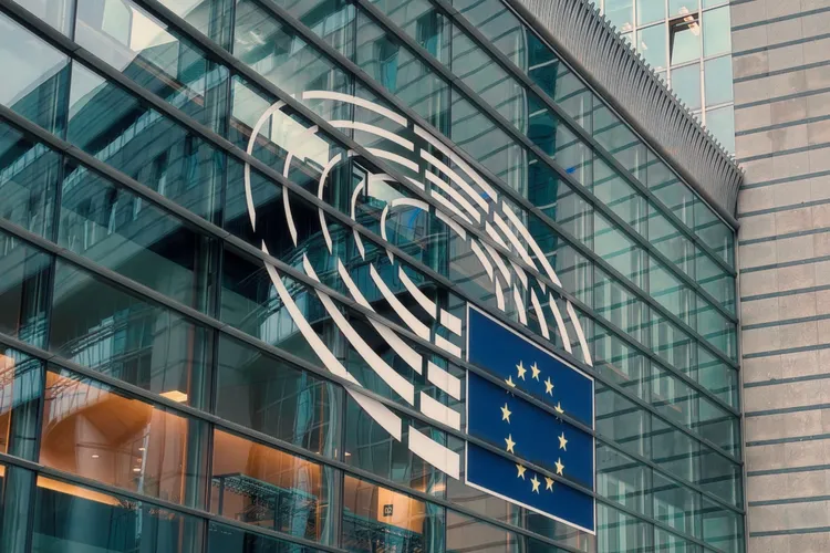 Cât de protejate sunt datele pe care le introducem în programele AI: Comisia Europeană ia măsuri