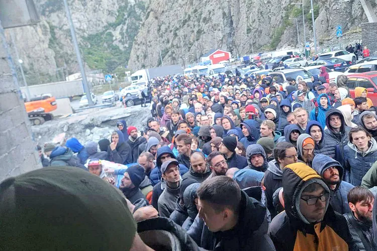 Haos și cozi uriașe la granița Rusiei cu Georgia Foto: Telegram VerhniyLars