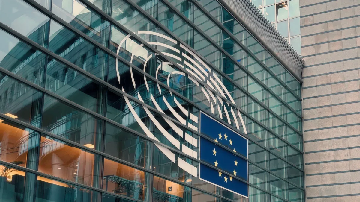 perete exterior de sticlă al Parlamentului European din Bruxelles