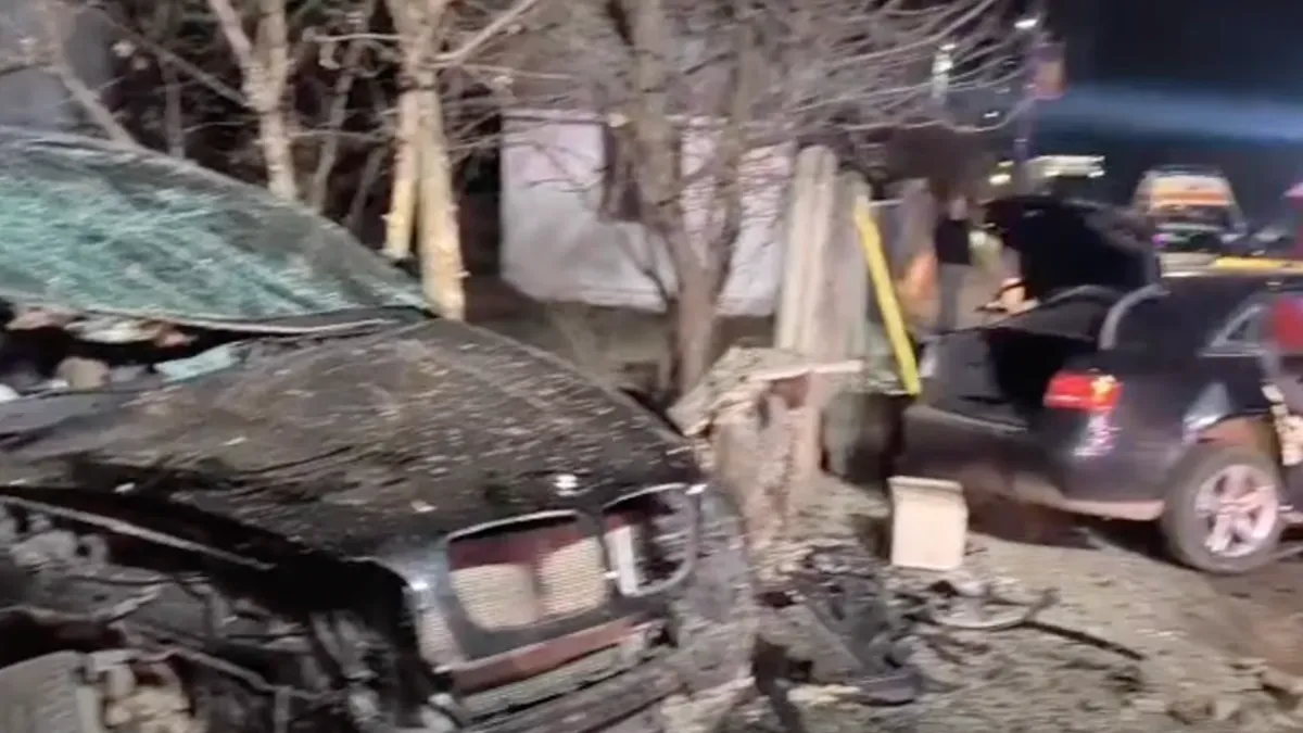 Un tânăr de 20 de ani care conducea un BMW a ucis alți doi tineri în a doua zi de Crăciun (sursa: Facebook/Bistriteanul.ro)