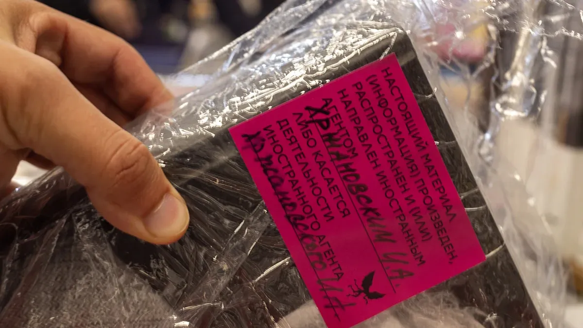 Cărți interzise în librăriile din Rusia (sursa: novoyagazeta.eu/Novaya Baltiya)