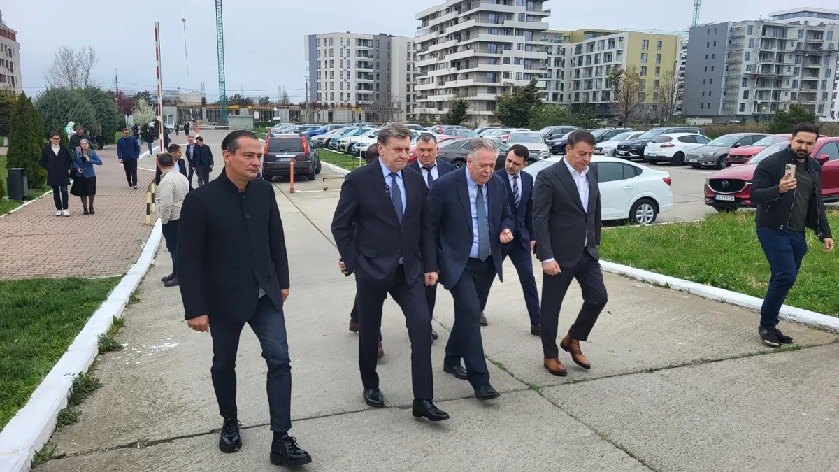 Mașinile de pe un bulevard din Constanța, mutate, pentru a nu deranja coloana lui Anonescu, susține presa locală Foto: Cuget Liber