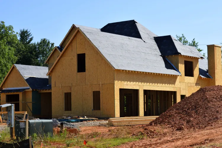 Construcții începute înainte de 25 august: ce acte nu trebuie refăcute și ce poți pierde dacă o iei de la zero