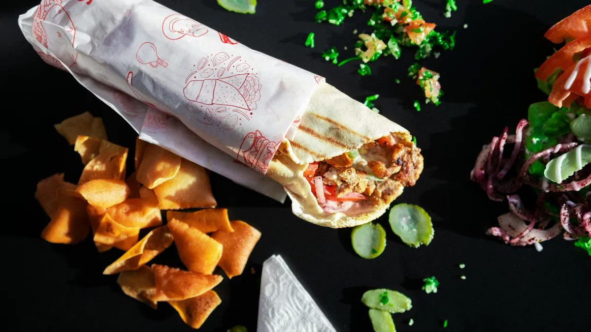 Shaorma, preferință culinară la Iași (sursa: Pexels/HamZa NOUASRIA)