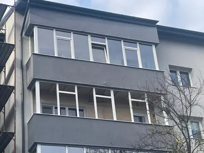 Blocuri anvelopate neglijent - geamuri nefuncționale, mizerie (sursa: ziaruldeiasi.ro)