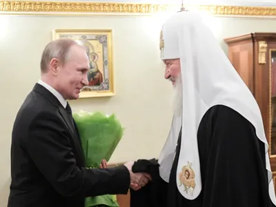 Patriarhul Kirill își minte în față enoriașii (sursa: Aljazeera.com)