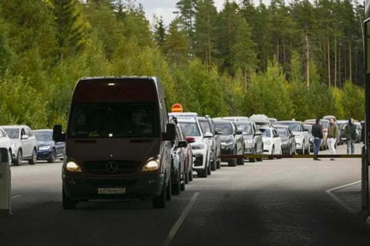 Peste 260.000 de bărbați au părăsit Rusia Foto: Twitter