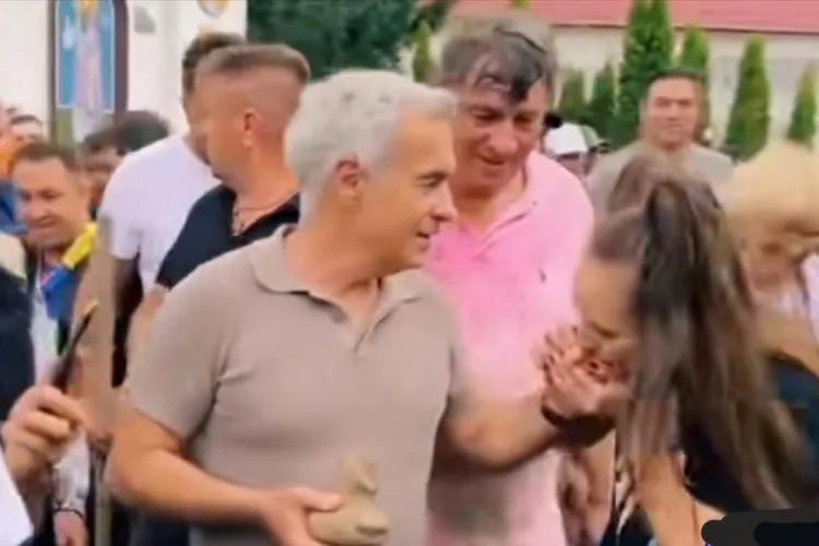 Reacția lui Călin Georgescu când o femeie îi sărută mâna Foto: Urban Bacău/Captură video