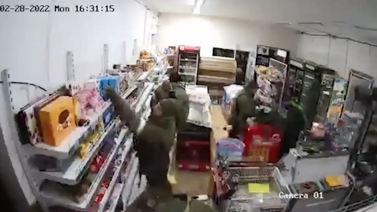 Soldații ruși primesc doar două rații de mâncare pe zi, așa că jefuiesc Foto: Captură video