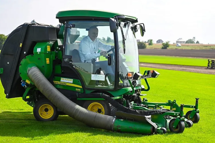 Geoană se chinuie să scoată BMW-ul din parcare Foto: Facebook