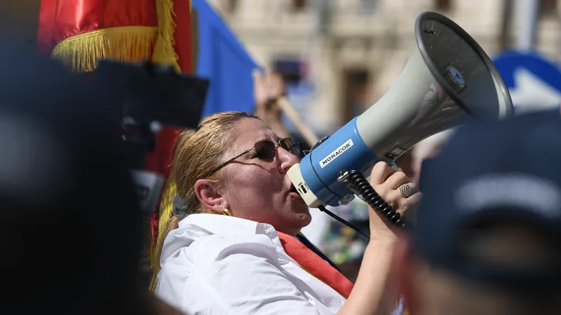 Șoșoacă, scut în fața lui Trump Foto: inquam/Vali Marin