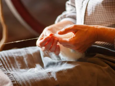 Pensionarii pot recupera vechimea din anii de ucenicie: actele care dovedesc practica în producție