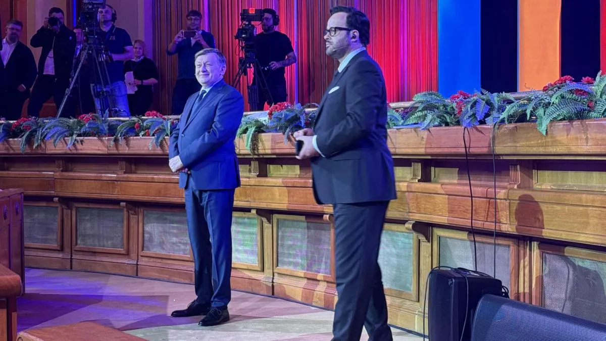 Nagâț arată cum l-a protejat CNSAS pe Antonescu Foto: Captură Antena 3