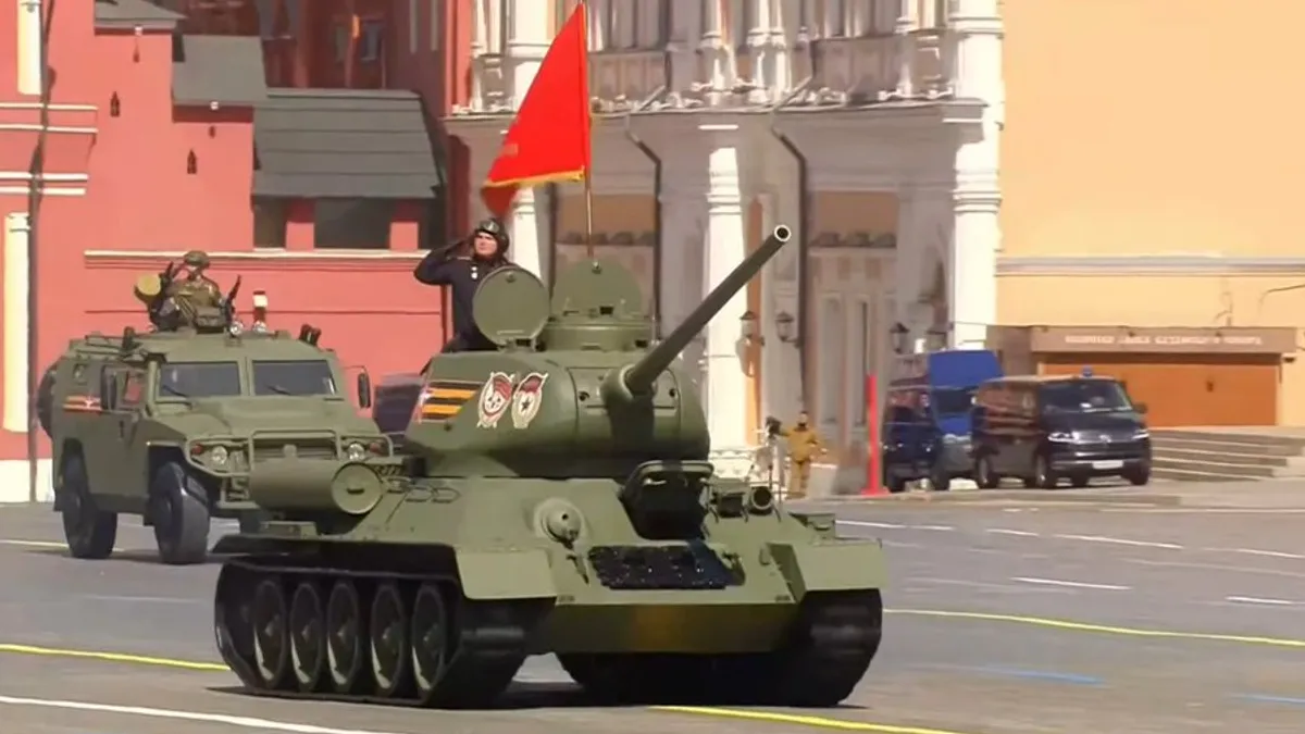 Prin Piața Roșie a defilat un tanc vechi Foto: Twitter