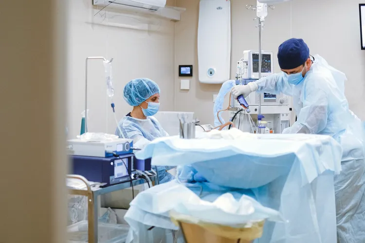 Doi rinichi de 70 de ani au ajuns la doi pacienți mult mai tineri: transplant excepțional la Iași