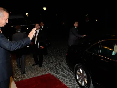 Suveranistul Ponta a ascuns tricoul echipei Turciei sub cel al României în filmarea de pe Facebook Foto: gov.ro