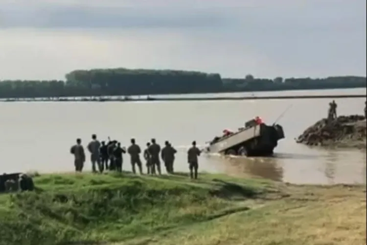 Un transportor blindat al armatei române s-a scufundat în Dunăre Foto: Comisarul.ro