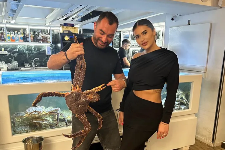 Pescobar nu doar că nu are nici o firmă pe numele lui, dar de operațiunile restaurantelor "Taverna Racilor" se ocupă mâna lui dreaptă