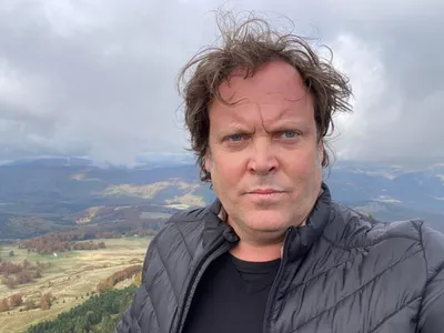 Jurnalistul Charlie Ottley obține cetățenia română (sursa: Facebook/Charlie Ottley)