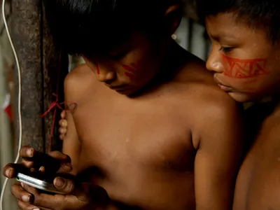 Trib izolat, fascinat de lumea digitală (sursa: Pexels/Sarah Begum)