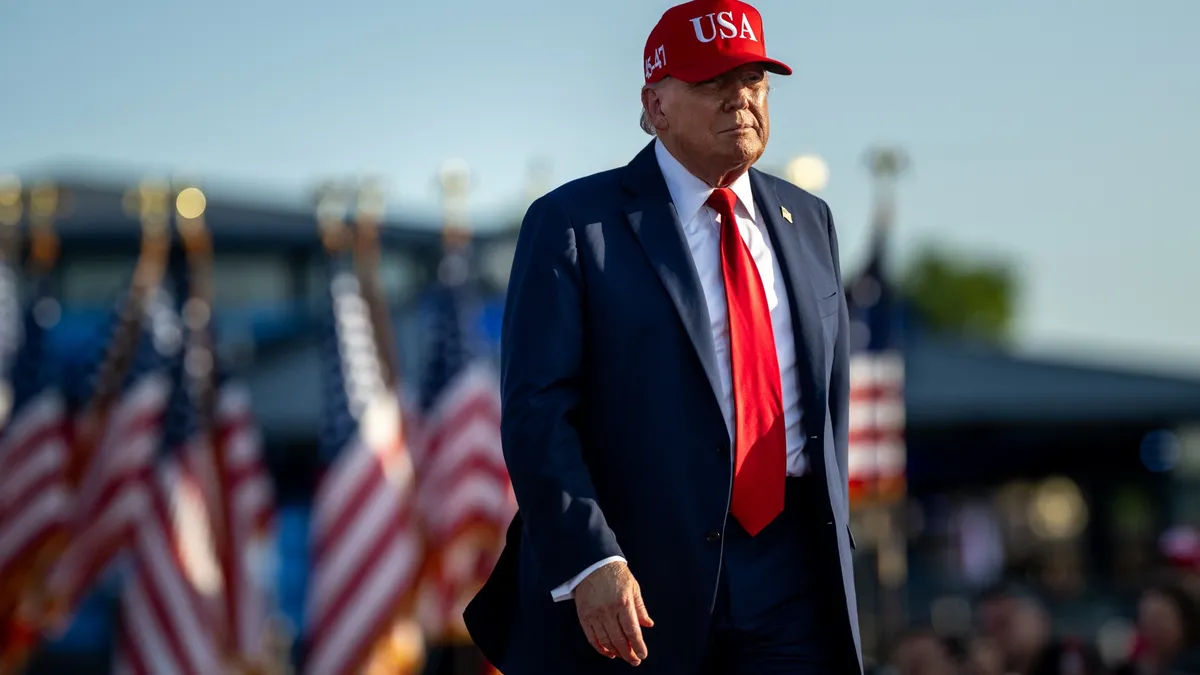 Donald Trump trimite Ucrainei arme defensive (sursa: Facebook/The White House)