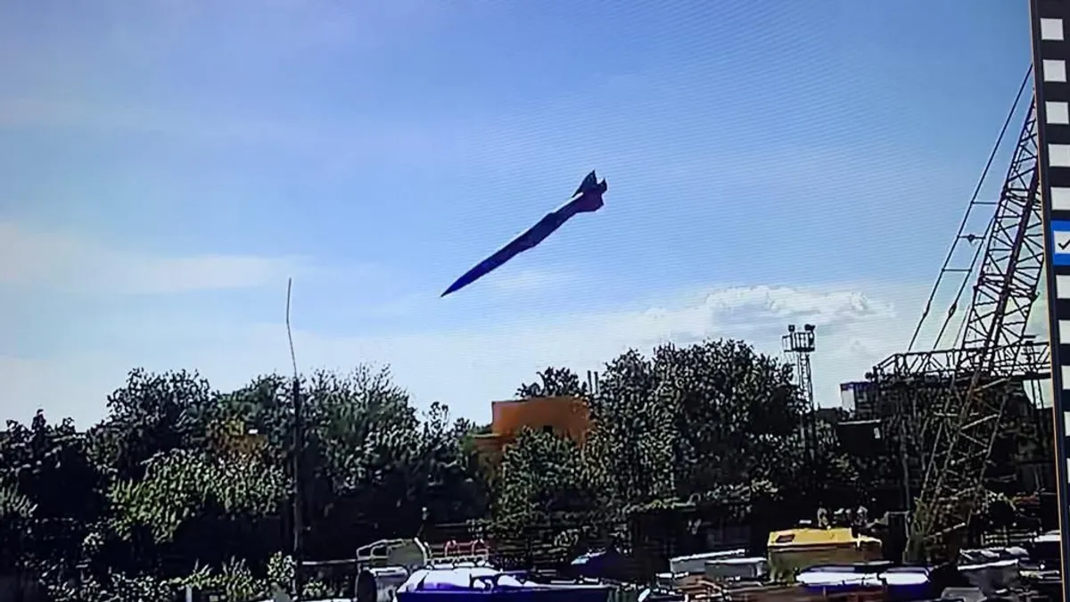 Este vremea să ducem războiul pe teritoriul Rusiei Foto: captură video a atacului asupra mall-ului din Kremenchuk