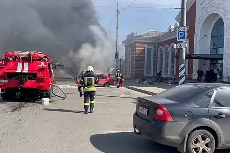 Atac cu rachete asupra unei gări din Ucraina (sursa: Twitter/AziziNaser87)