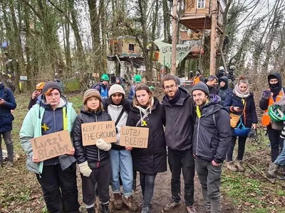 Polițiști blocați în noroi la Lutzerath (sursa: Twitter/Greta Thunberg)