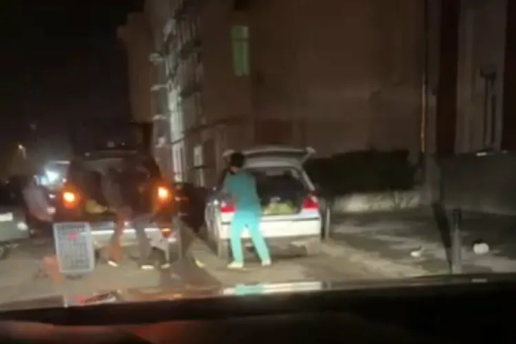 Infirmieră de la SJU Târgu Jiu, surprinsă încărcând varză într-o mașină Foto: Captură video