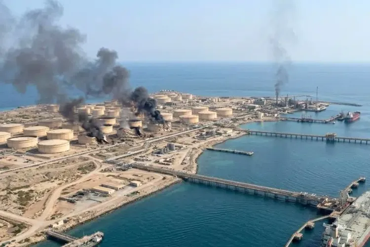 Explozii în Iran, atacuri asupra Insulei Kharg (sursa: marineinsight.com)