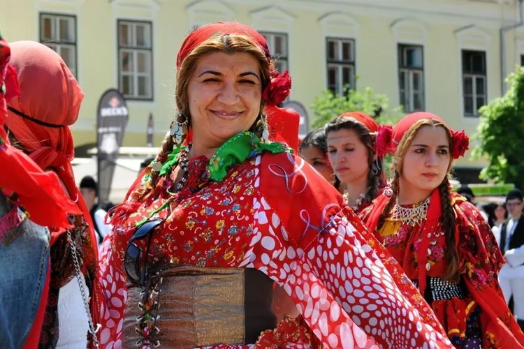 Identități rome: Căldărari, Pletoși, Ursari, Lingurari (sursa: ziaruldeiași.ro)