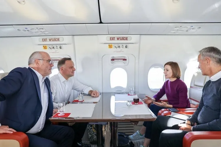 Sandu sugerează că Moldova ar putea adera la NATO În fotografie, alături de secretarul general al NATO, Jens Stoltenberg, în drum spre New York Foto: Twitter