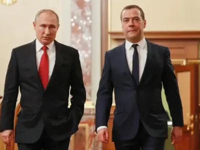 Putin îl decorează pe Dmitri Medvedev (sursa: TASS)