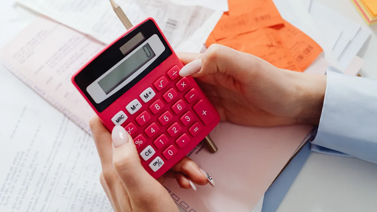 Persoană care folosește un calculator roșu