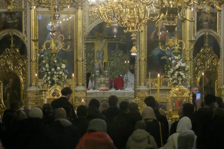 Procesiunea Sfintei Parascheva, mii de pelerini (sursa: Facebook/Agenția de știri Basilica)