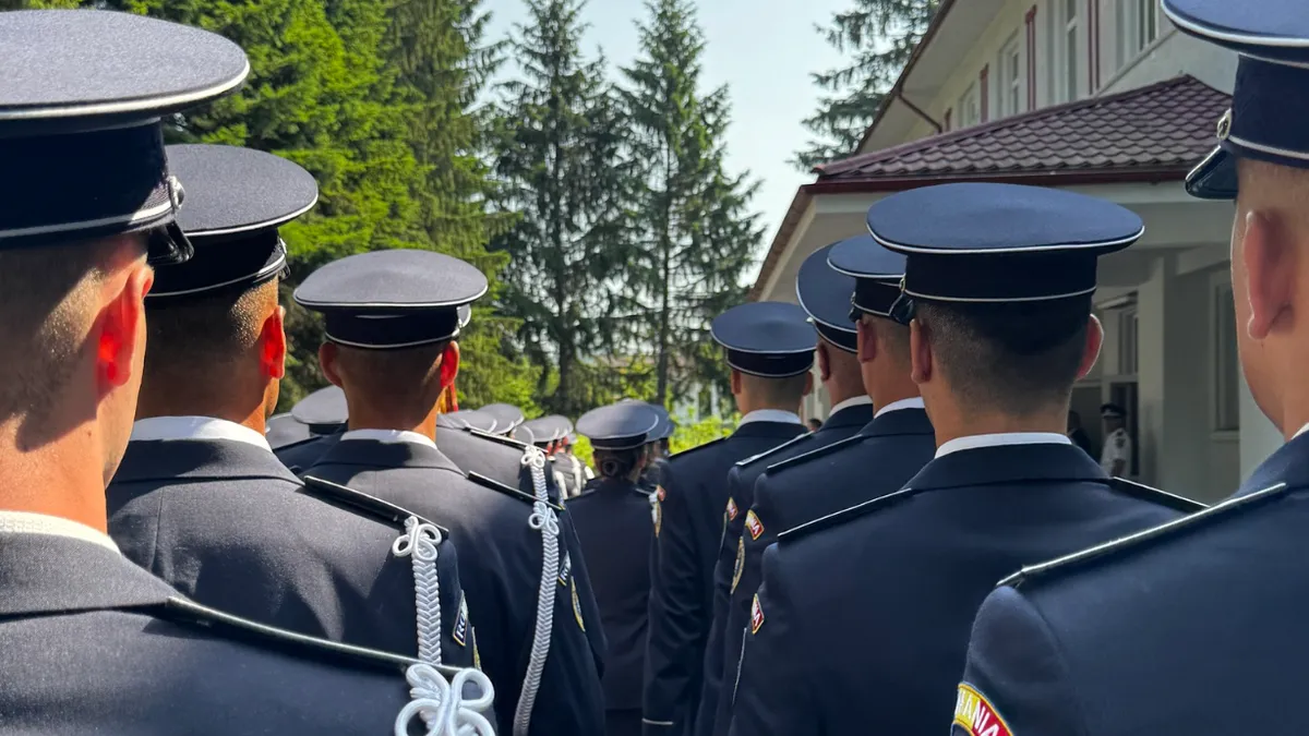 Elevi ai Şcolii de Agenţi de Poliţie „Vasile Lascăr” Câmpina (sursa: Facebook/Şcoala de Agenţi de Poliţie „Vasile Lascăr” Câmpina)