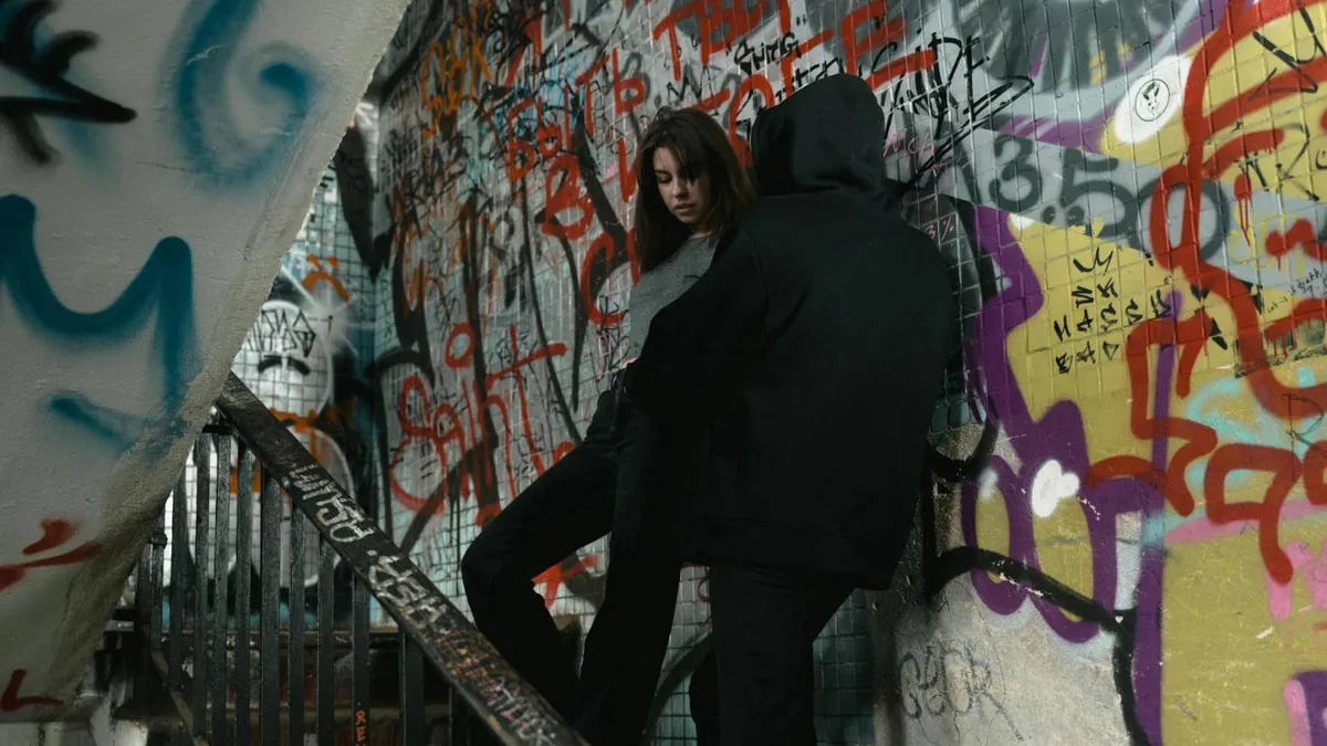 Codul drogurilor în școlile din Iași (sursa: Pexels/MART PRODUCTION)