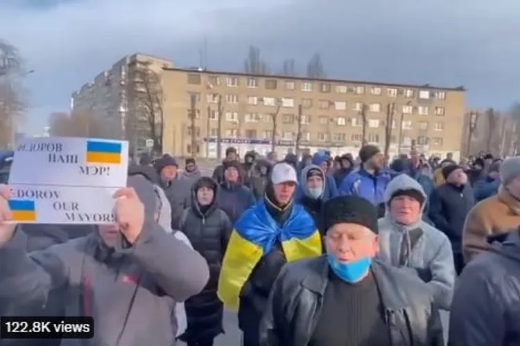 Rușii au răpit primarul din Melitopol. Ucrainenii au ieșit la protest. Sursa imagine: Captură video Twitter NEXTA 