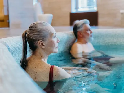 Condiții proaste la hotel sau sejur întrerupt: când pot pensionarii cu bilete de tratament să își primească banii înapoi