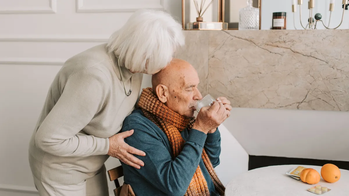 Pensionar bolnav, îngrijit de parteneră