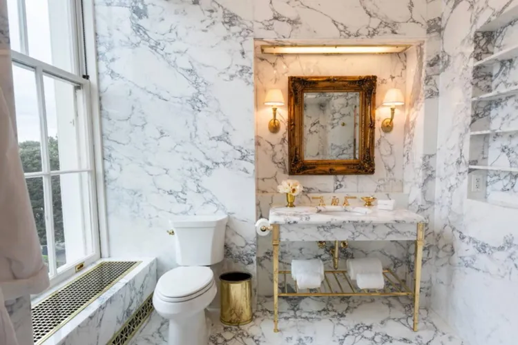 Trump prezintă renovarea băii de la Casa Albă (sursa: Truth Social/Donald J. Trump)