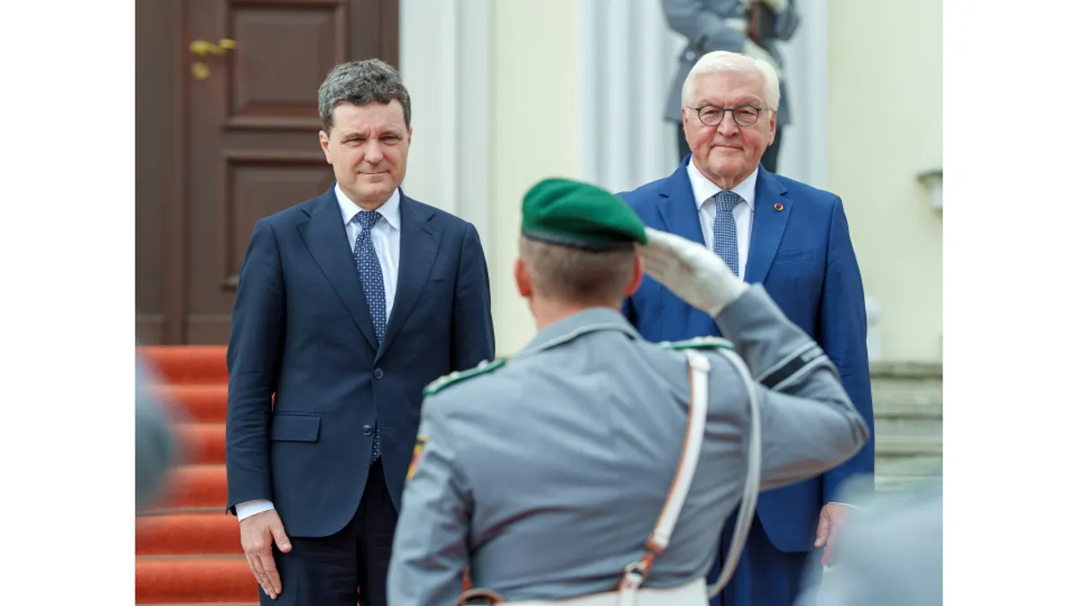 Cel mai influent cotidian din Germania, de orientare conservatoare, îl laudă pe Nicușor Dan Foto: Facebook